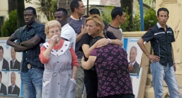 La gente consternada, de fondo la campaña electoral se empequeñece